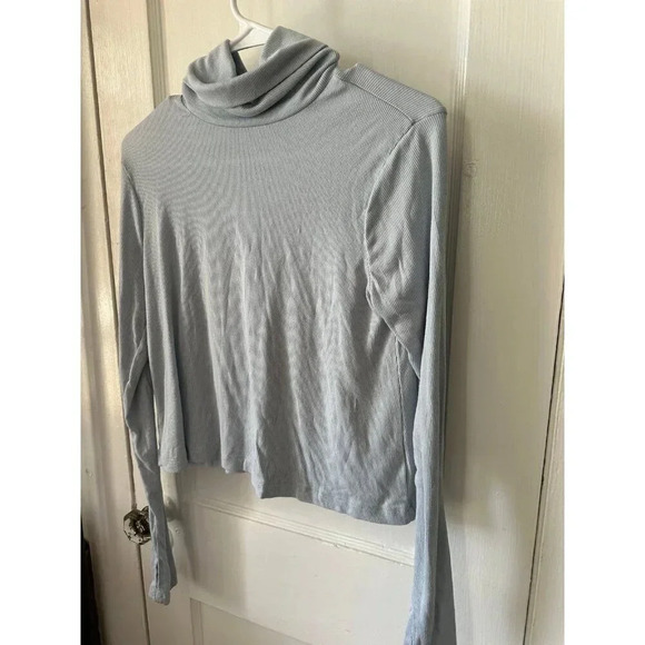 Old Navy Ultralite Women’s size x-small top - Picture 2 of 6